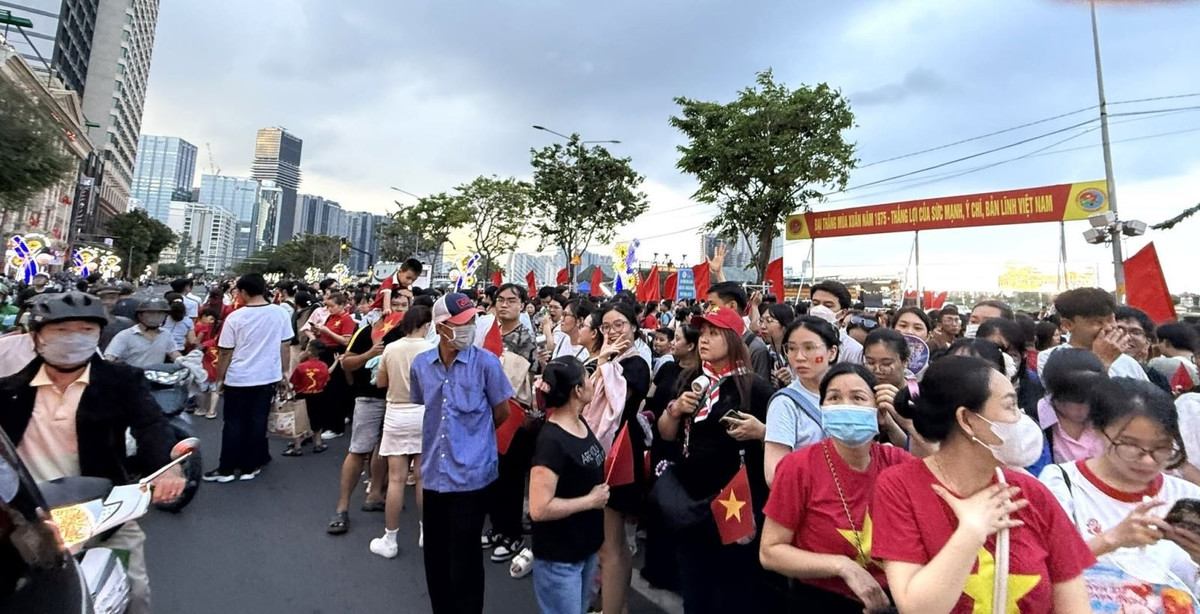 Nguoi dan hao huc don xem buoi so duyet dieu binh, dieu hanh-Hinh-6