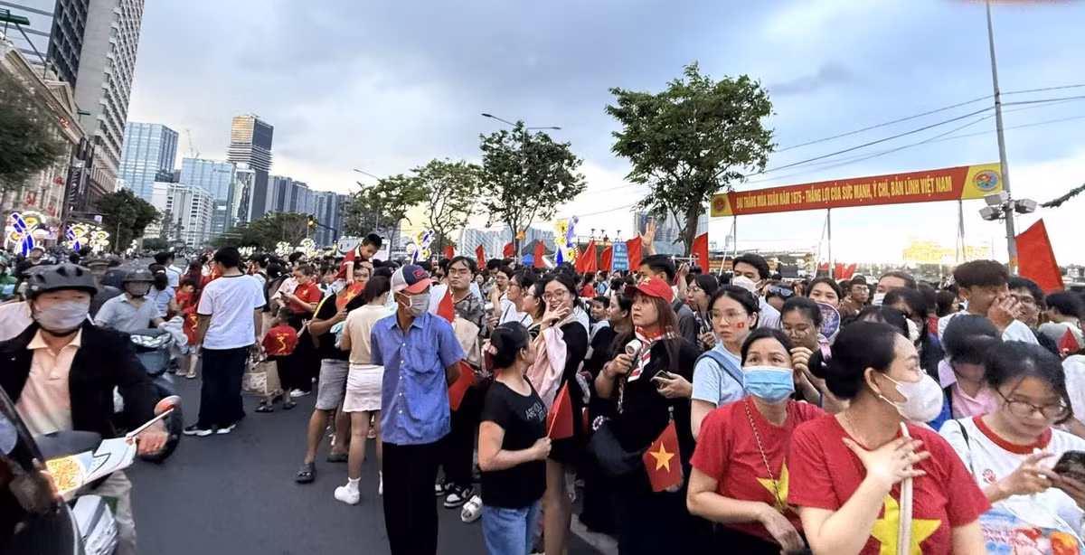 Nguoi dan hao huc don xem buoi so duyet dieu binh, dieu hanh-Hinh-6