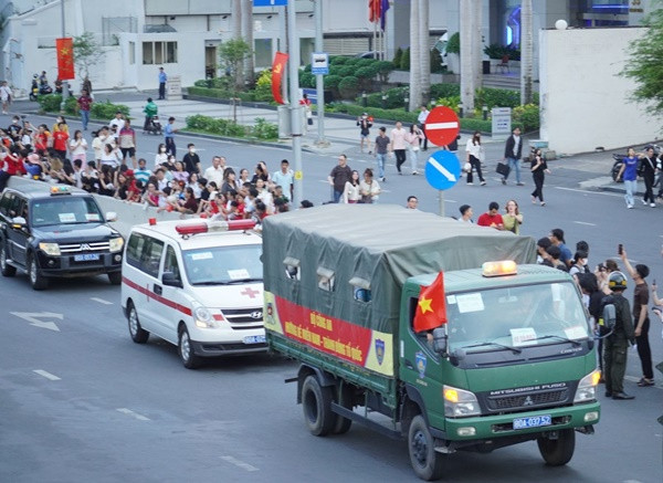 Nguoi dan hao huc don xem buoi so duyet dieu binh, dieu hanh