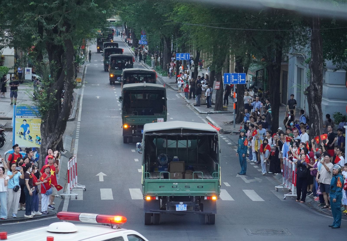 Nguoi dan hao huc don xem buoi so duyet dieu binh, dieu hanh-Hinh-9