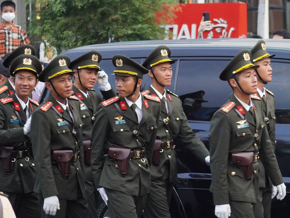 Nguoi dan hao huc don xem buoi so duyet dieu binh, dieu hanh-Hinh-11