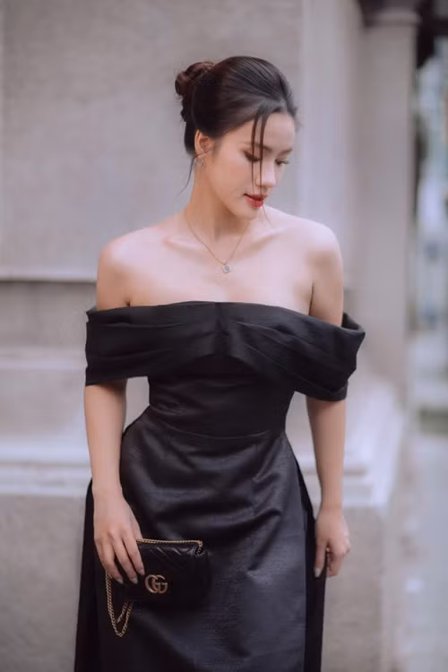 Á hậu Minh Nhàn có IELTS 8.0. Theo Sinh Viên Việt Nam, cô từng đoạt nhiều giải thưởng như giải Nhì cá nhân vòng thi cấp thành phố Hội thi Olympic tiếng Anh TP Đà Nẵng 2022, giải Cây bút trẻ xuất sắc nhất vòng thi cấp thành phố Hội thi Olympic tiếng Anh TP Đà Nẵng 2022, giải Ba Nghiên cứu khoa học cấp khoa Đại học Kinh tế - Đại học Đà Nẵng 2022.