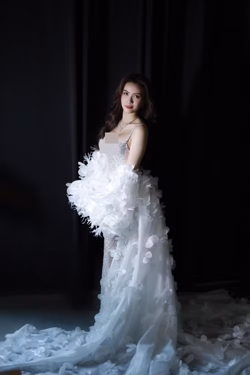 Cô nâng ngực, chỉnh xương mũi, hút mỡ đùi và cấy mỡ mặt.