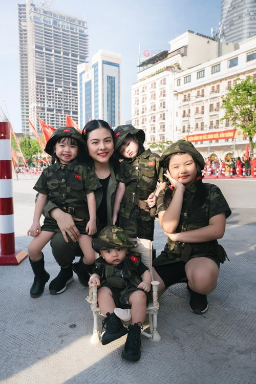 Cả nhà diễn viên Vân Trang có mặt ở Bến Bạch Đằng để chụp ảnh chào mừng đại lễ 30/4.