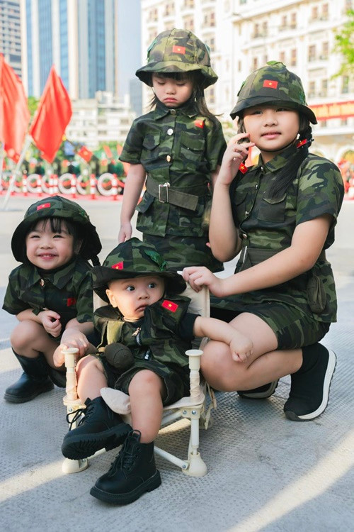 4 nhóc tì nhà Vân Trang tên Queenie, Quianna, Quinita và Quintin.