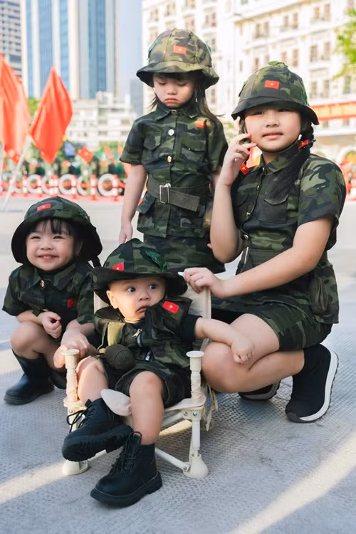 4 nhóc tì nhà Vân Trang tên Queenie, Quianna, Quinita và Quintin.