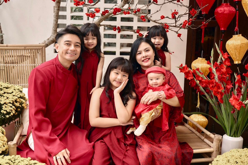 Cặp sinh đôi nhà Vân Trang - Quân Lê không giống nhau, một bé giống bố, một bé giống mẹ.