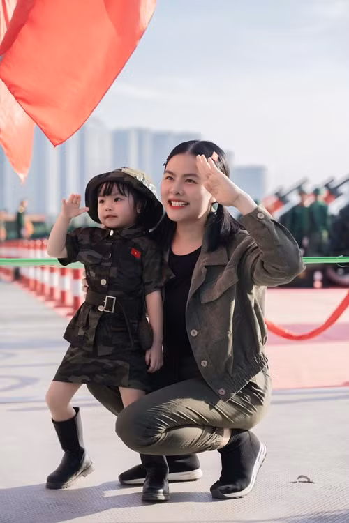 Các con gái của Vân Trang xinh xắn, dễ thương trong trang phục chiến sĩ.