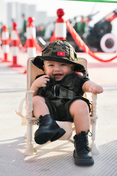 Con trai Vân Trang cười tươi hết cỡ, theo trào lưu "em bé yêu nước".