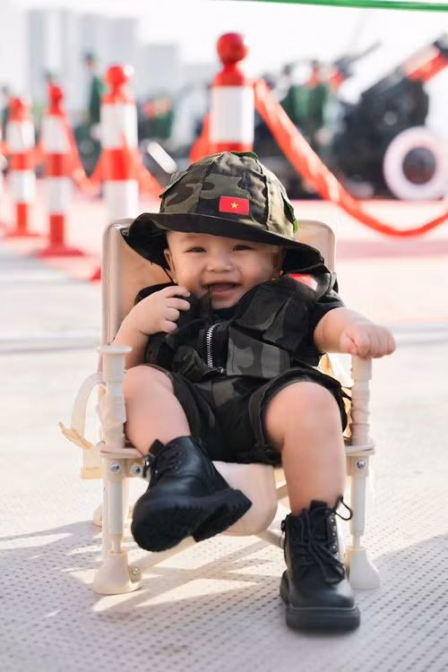 Con trai Vân Trang cười tươi hết cỡ, theo trào lưu "em bé yêu nước".