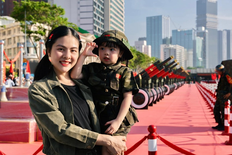 Gia đình Vân Trang háo hức chờ đón ngày lễ lớn.