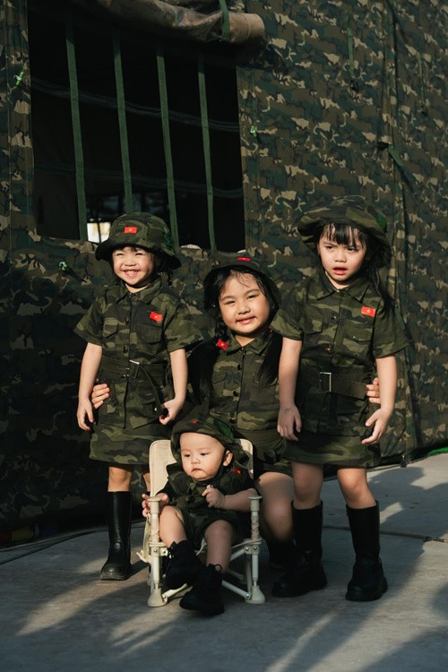 4 nhóc tì nhà Vân Trang hóa những chiến sĩ nhí đáng yêu.