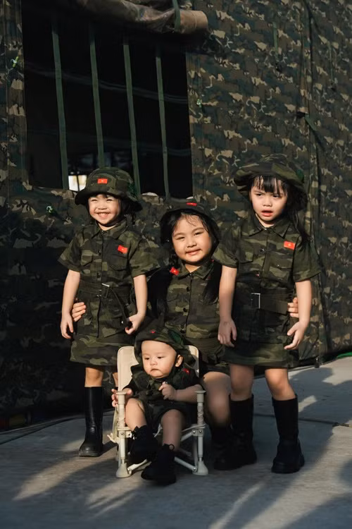 4 nhóc tì nhà Vân Trang hóa những chiến sĩ nhí đáng yêu.