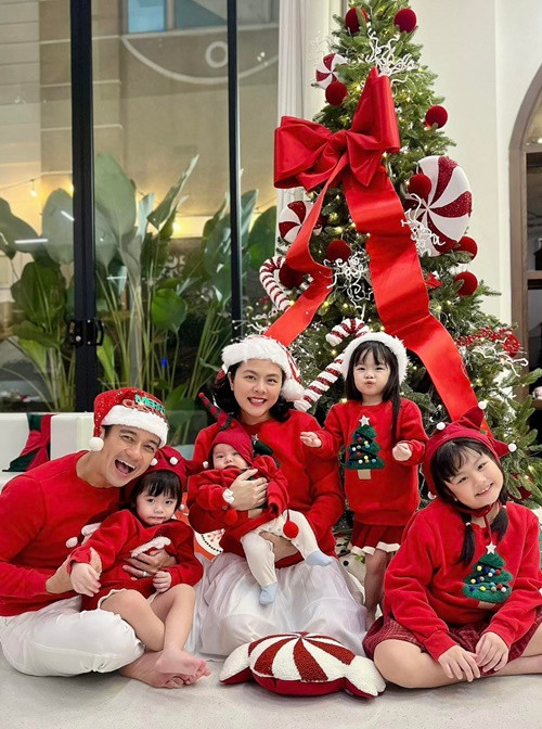 Vợ chồng Vân Trang được bố mẹ hỗ trợ chăm sóc các con. Trong cuộc phỏng vấn với Phụ Nữ Pháp Luật, Vân Trang chia sẻ: "Tôi có 2 người mẹ rất giỏi, không ngại khó. Bà nội và bà ngoại làm tất cả mọi thứ để chăm lo cho các cháu và công việc kinh doanh của tôi. Tôi cảm thấy rất may mắn, nếu không có 2 mẹ thì tôi không dám sinh nhiều em bé như vậy, cũng không dám mở rộng việc kinh doanh".