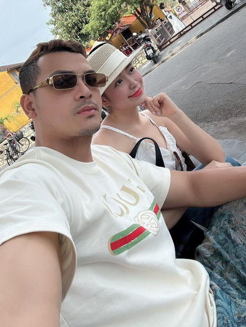 Cặp đôi thường xuyên đi du lịch, sánh đôi tại các sự kiện.