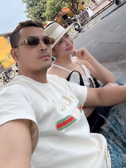 Cặp đôi thường xuyên đi du lịch, sánh đôi tại các sự kiện.