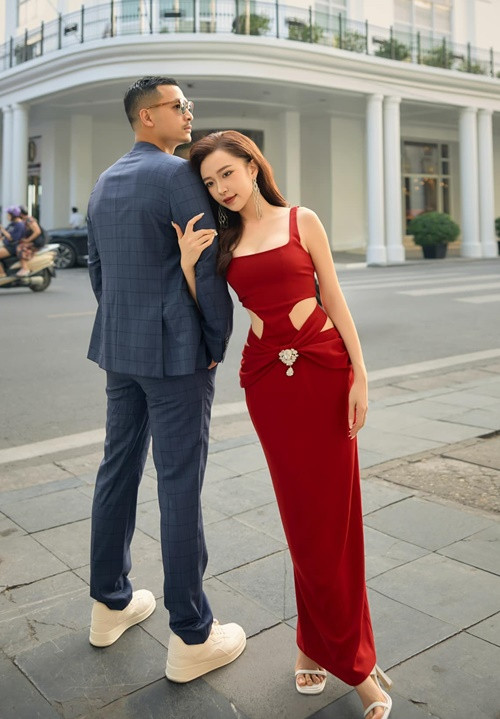 Kim Oanh khoe dáng nuột nà với váy bó sát.