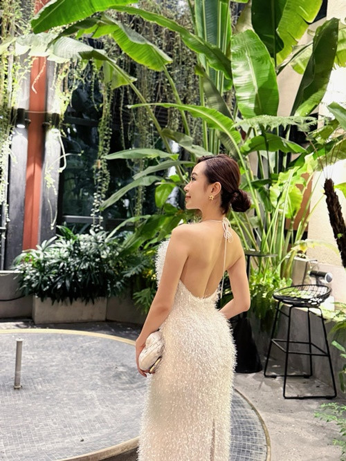 Diện váy hở lưng trần, Kim Oanh khoe đường cong hình thể gây mê.