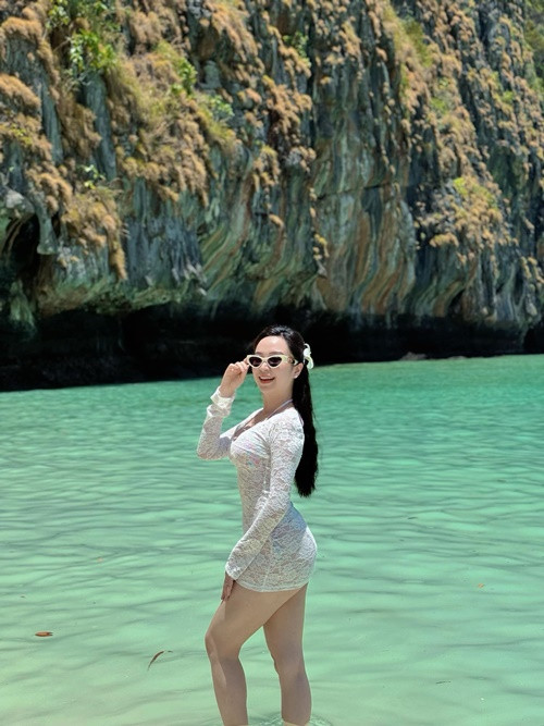 Nữ diễn viên sinh năm 1993 quyến rũ với trang phục dạo biển xuyên thấu.