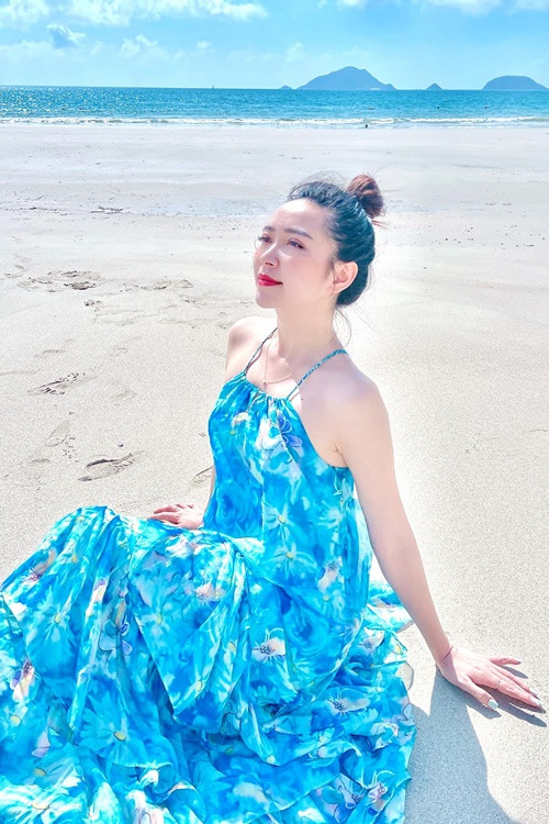 Kim Oanh gợi cảm ở đời thường, khác hẳn vẻ kín đáo trên màn ảnh.