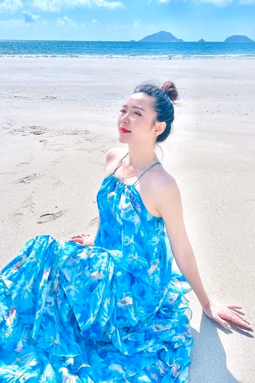 Kim Oanh gợi cảm ở đời thường, khác hẳn vẻ kín đáo trên màn ảnh.