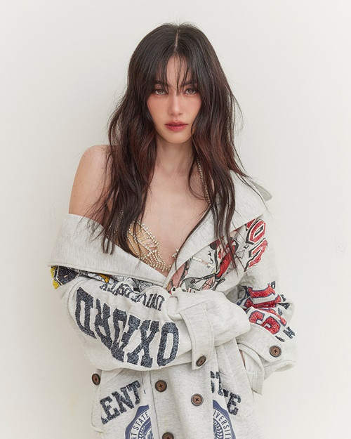 Năm 2024, Mai Davika đóng phim Nữ hoàng Ayodhaya. Cảnh thị tẩm của cô trong phim là một trong những phân đoạn gây sốt. Ảnh: Instagram Mai Davika.