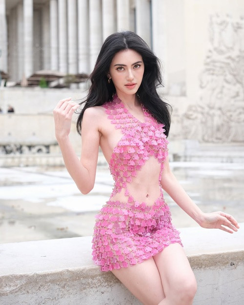 Nữ diễn viên phim Tình người duyên ma chăm diện trang phục hở bạo như xuyên thấu, cắt xẻ. Ảnh: Instagram Mai Davika.