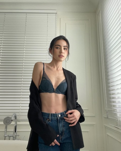 Với gương mặt đẹp, vóc dáng mảnh mai, Mai Davika được các nhãn hiệu thời trang lớn trên thế giới như Fendi, Gucci, Michael Kors, Victoria’s Secret...mời làm đại diện, dự sự kiện. Ảnh: Instagram Mai Davika.