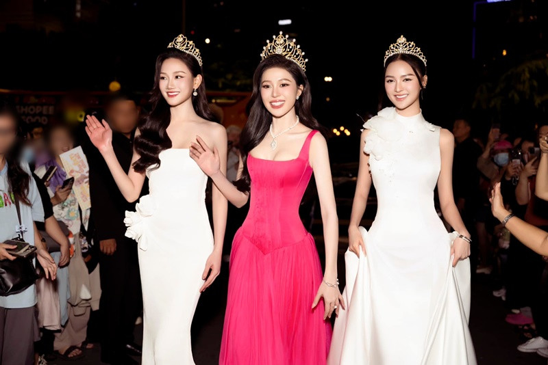  Á hậu Cẩm Ly xinh đẹp không kém cạnh Á hậu 1 Phương Thanh và Hoa hậu Kiều Duy (giữa).