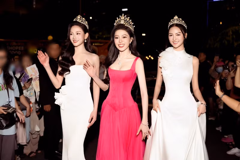  Á hậu Cẩm Ly xinh đẹp không kém cạnh Á hậu 1 Phương Thanh và Hoa hậu Kiều Duy (giữa).