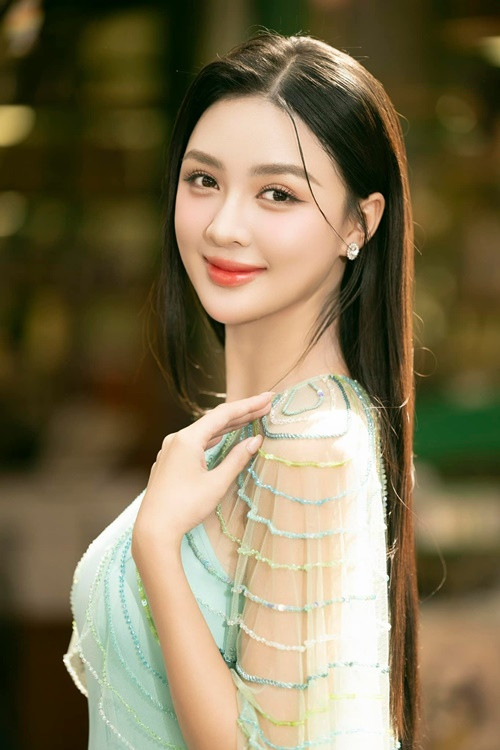 Cẩm Ly hiện tại học ngành Ngôn ngữ Anh tại Học viện Hàng không.