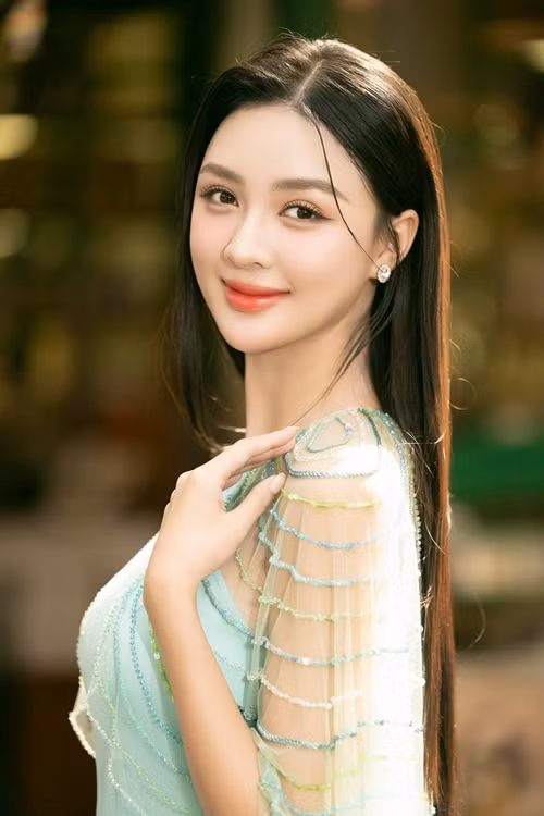 Cẩm Ly hiện tại học ngành Ngôn ngữ Anh tại Học viện Hàng không.