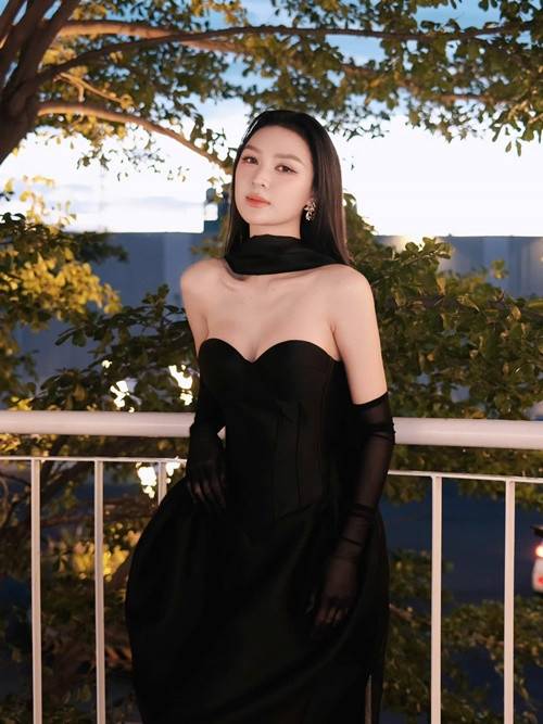 Nàng hậu đẹp ngọt ngào, gợi cảm, khiến người đối diện khó rời mắt.