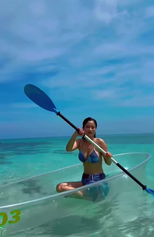 Bạn gái nghệ sĩ Việt Anh lần hiếm hoi mặc bikini. Ảnh: FB NSND Việt Anh.