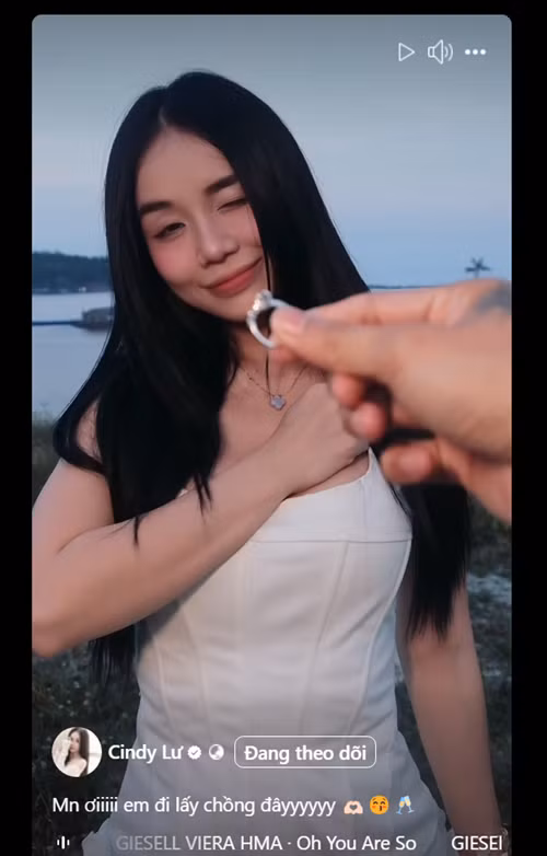 Bảo Ngọc nhận lời cầu hôn từ Đạt G. "Mọi người ơi, em đi lấy chồng đây", cô chia sẻ.