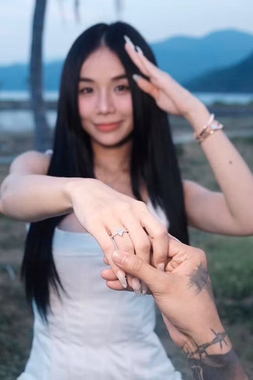 Á hậu Kiều Loan, ca sĩ Trương Quỳnh Anh, diễn viên Tiến Luật gửi lời chúc mừng đến Đạt G và Bảo Ngọc.