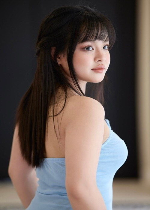 "Nàng đã nhận được học bổng từ trường NABA (Học viện Nghệ thuật và Thiết kế Quốc tế) tại Milan (Ý) cho ngành học Fashion Marketing Management (Quản trị Marketing ngành Thời trang), đúng ngôi trường yêu thích và mong muốn được vào học", Thúy Hạnh chia sẻ.