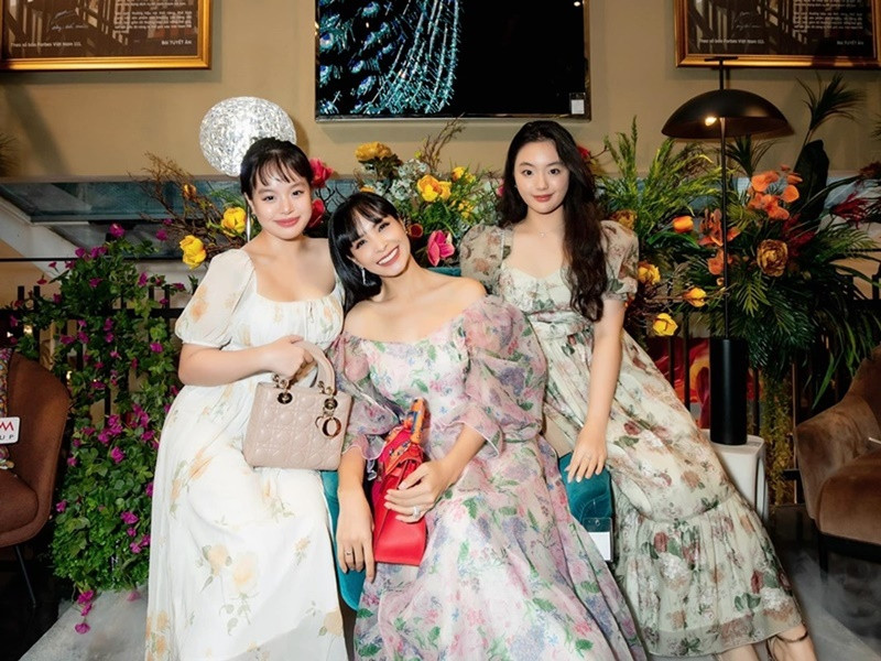 Suti cùng chị gái thường xuyên tham gia các sự kiện cùng bố mẹ.