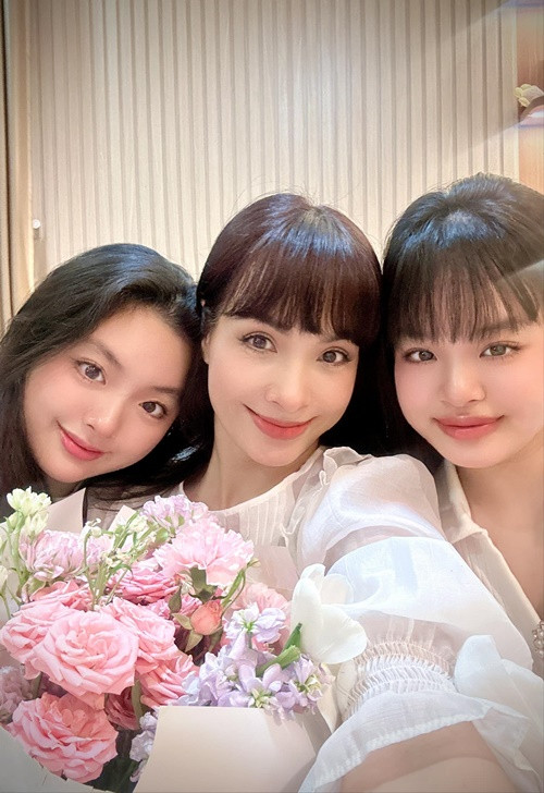  Siêu mẫu Thúy Hạnh vừa cho biết, con gái đầu lòng Lê Gia Hân (ngoài cùng bên phải) giành học bổng.