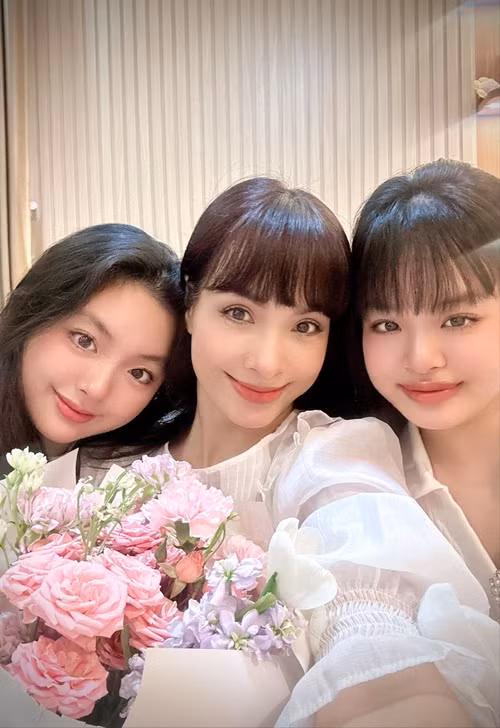  Siêu mẫu Thúy Hạnh vừa cho biết, con gái đầu lòng Lê Gia Hân (ngoài cùng bên phải) giành học bổng.