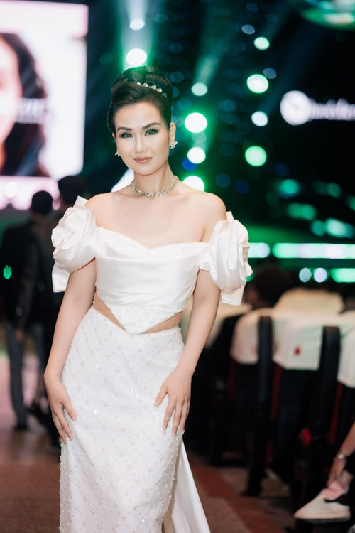 Vóc dáng của Võ Hạ Trâm thon gọn sau sinh lần 1.