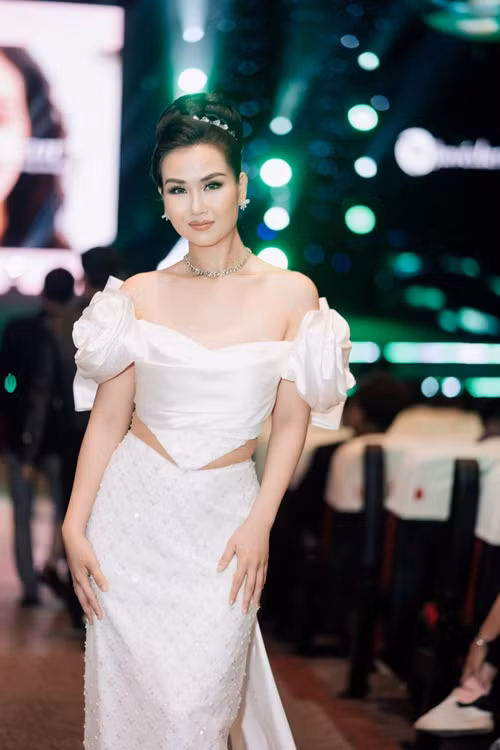 Vóc dáng của Võ Hạ Trâm thon gọn sau sinh lần 1.