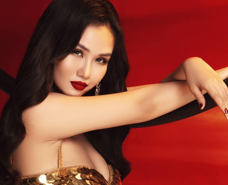 Giọng ca sinh năm 1990 chuộng váy áo tôn vòng một căng đầy khi còn son rỗi.