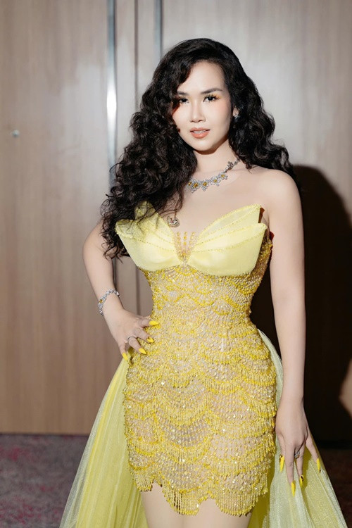 Nữ ca sĩ khoe thân hình săn chắc sau sinh lần 2.