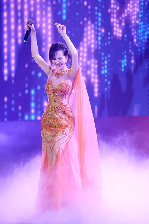 Võ Hạ Trâm miệt mài chạy show sau ít tháng sinh con.