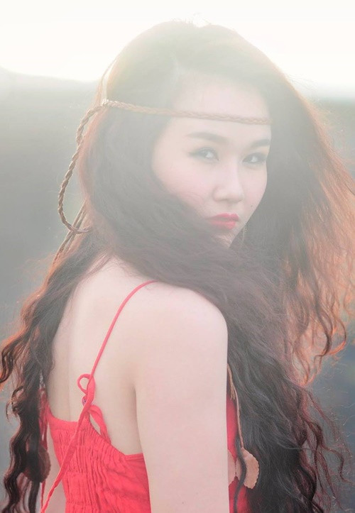 Nữ ca sĩ sở hữu vóc dáng cân đối, gương mặt phúc hậu.