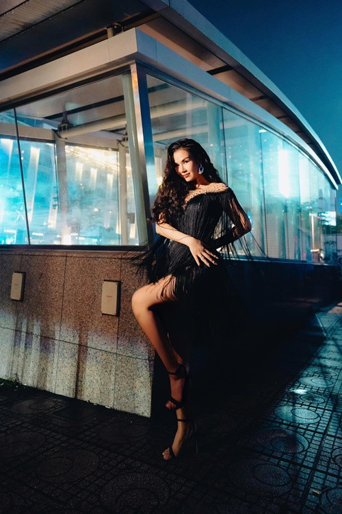 Võ Hạ Trâm từng chia sẻ, khi ăn uống hợp lý khoa học và tập thể dục sau 4 tháng sinh xong, cơ thể thể cô sẽ giảm cân từ từ và quan trọng là vẫn khỏe chứ không bị mất nước.