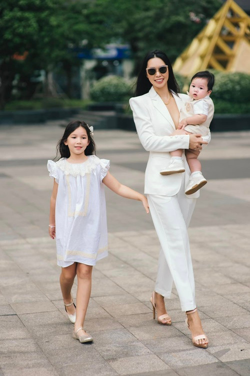 Nữ siêu mẫu bận rộn chăm sóc các con, làm MC, giám khảo ở tuổi 43.