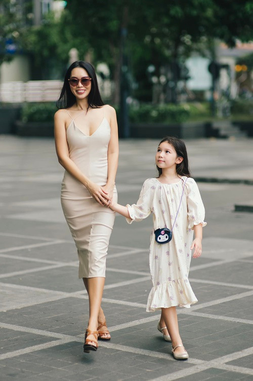 Hà Anh cho biết, con trai Luca nghịch luôn tay luôn chân, tình cảm, hiền, lém lỉnh còn cô con gái Myla ân cần, tình cảm, thông minh, sáng tạo.