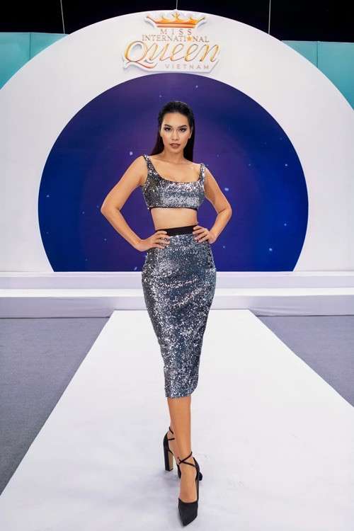 Nữ người mẫu khoe vòng eo bé tý sau gần 1 năm sinh con trai thứ 2.